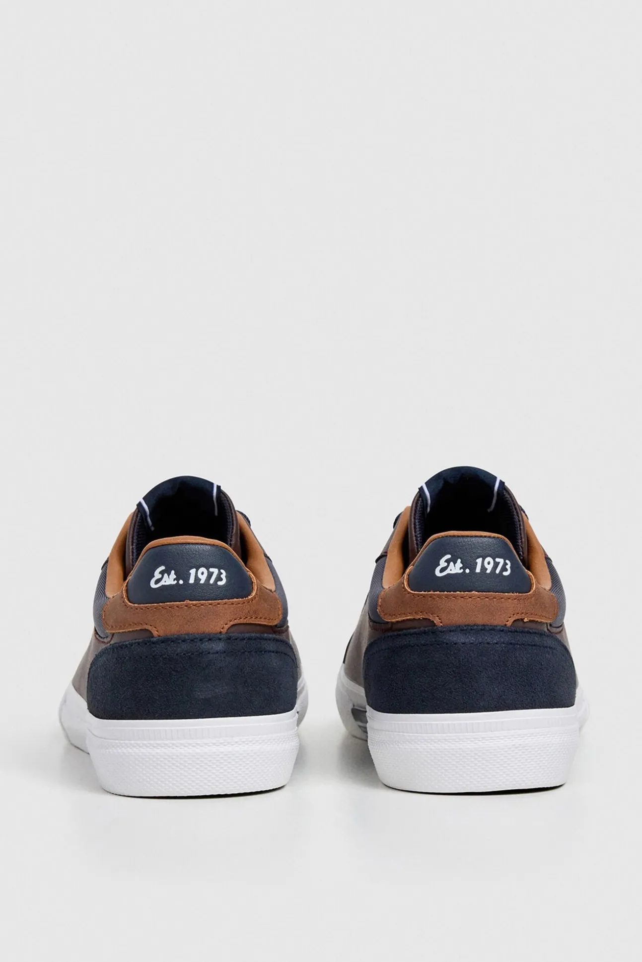Zapatillas Clásicas Con Detalles En Ante