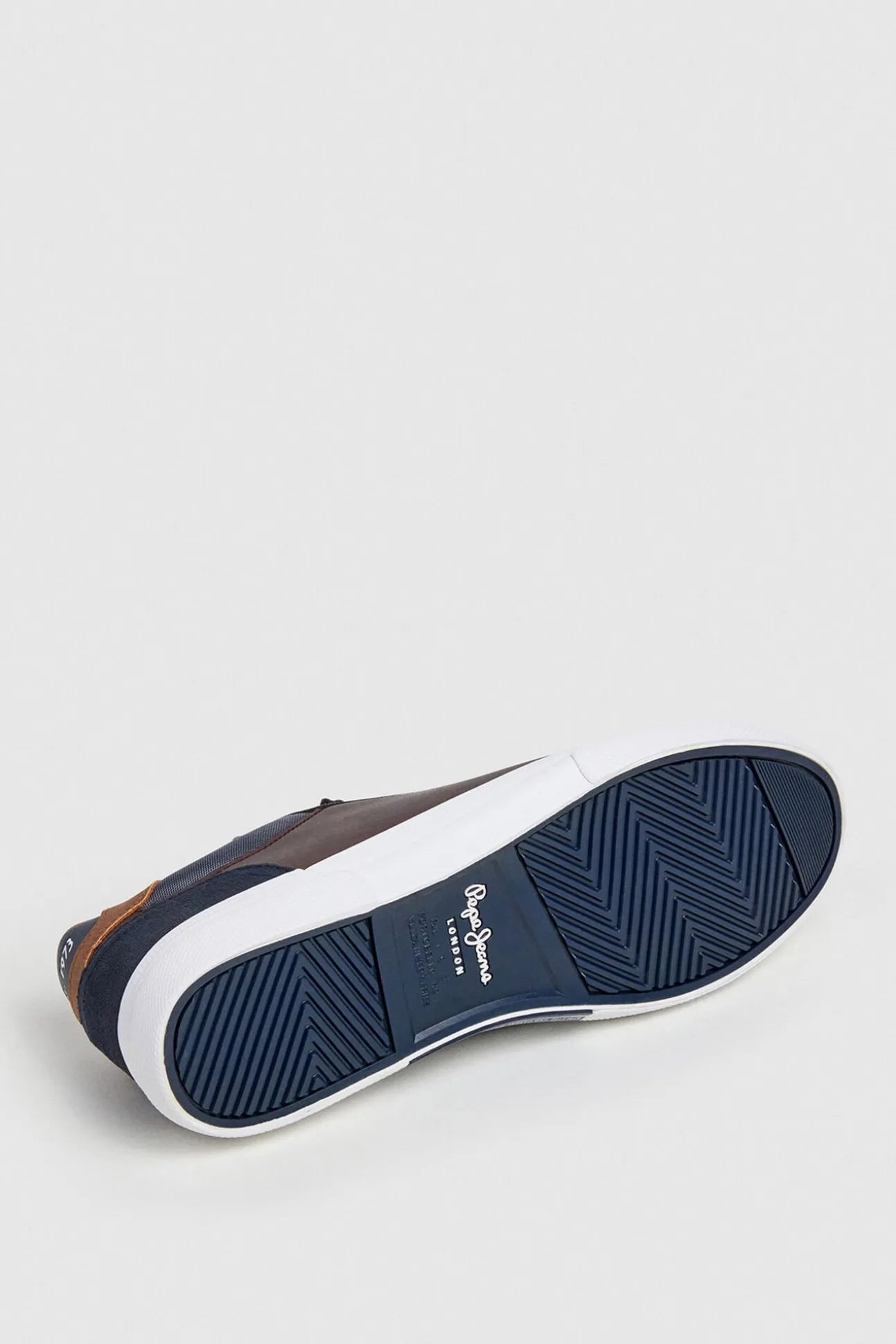 Zapatillas Clásicas Con Detalles En Ante