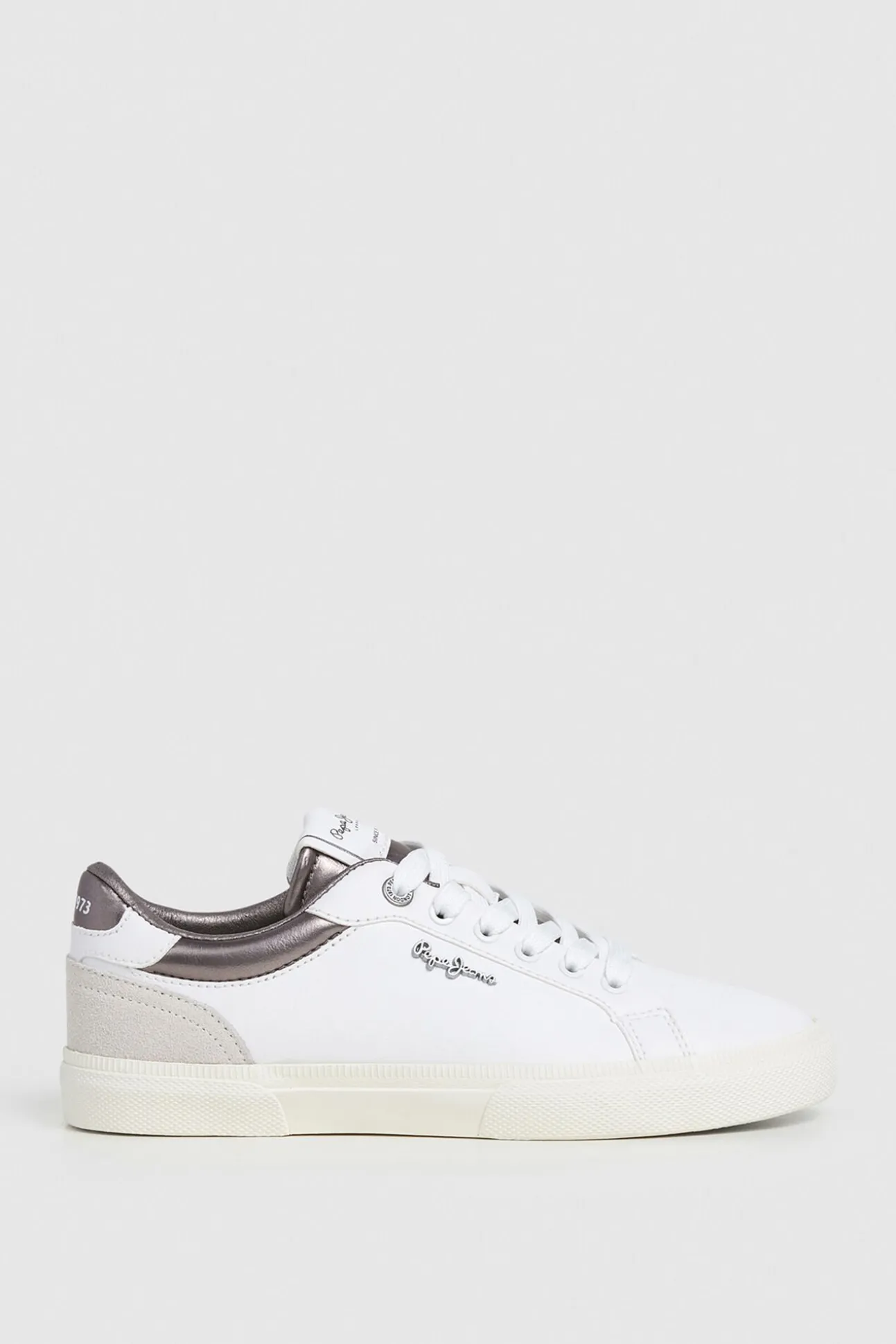 Zapatillas Clásicas Con Detalles En Ante