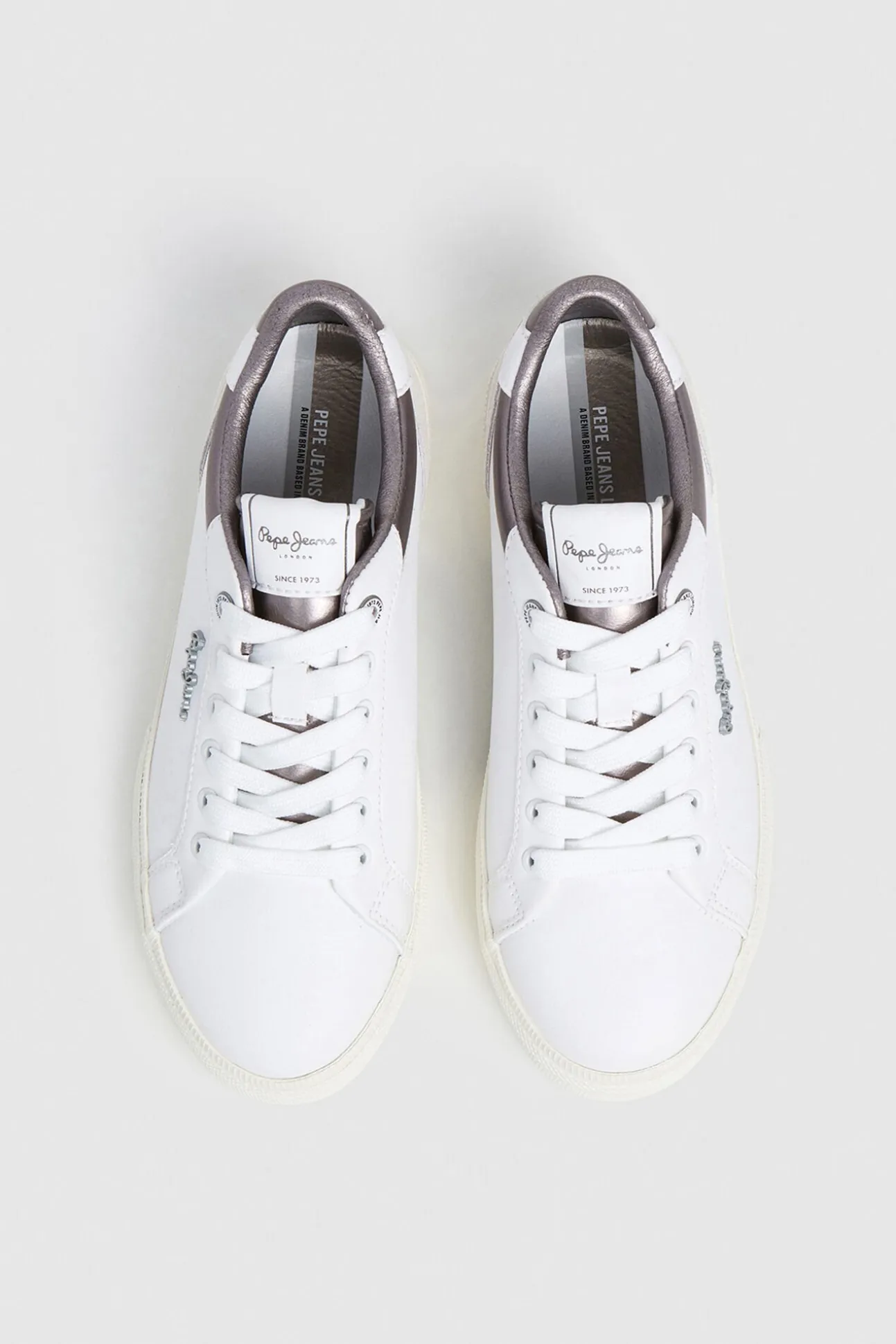 Zapatillas Clásicas Con Detalles En Ante