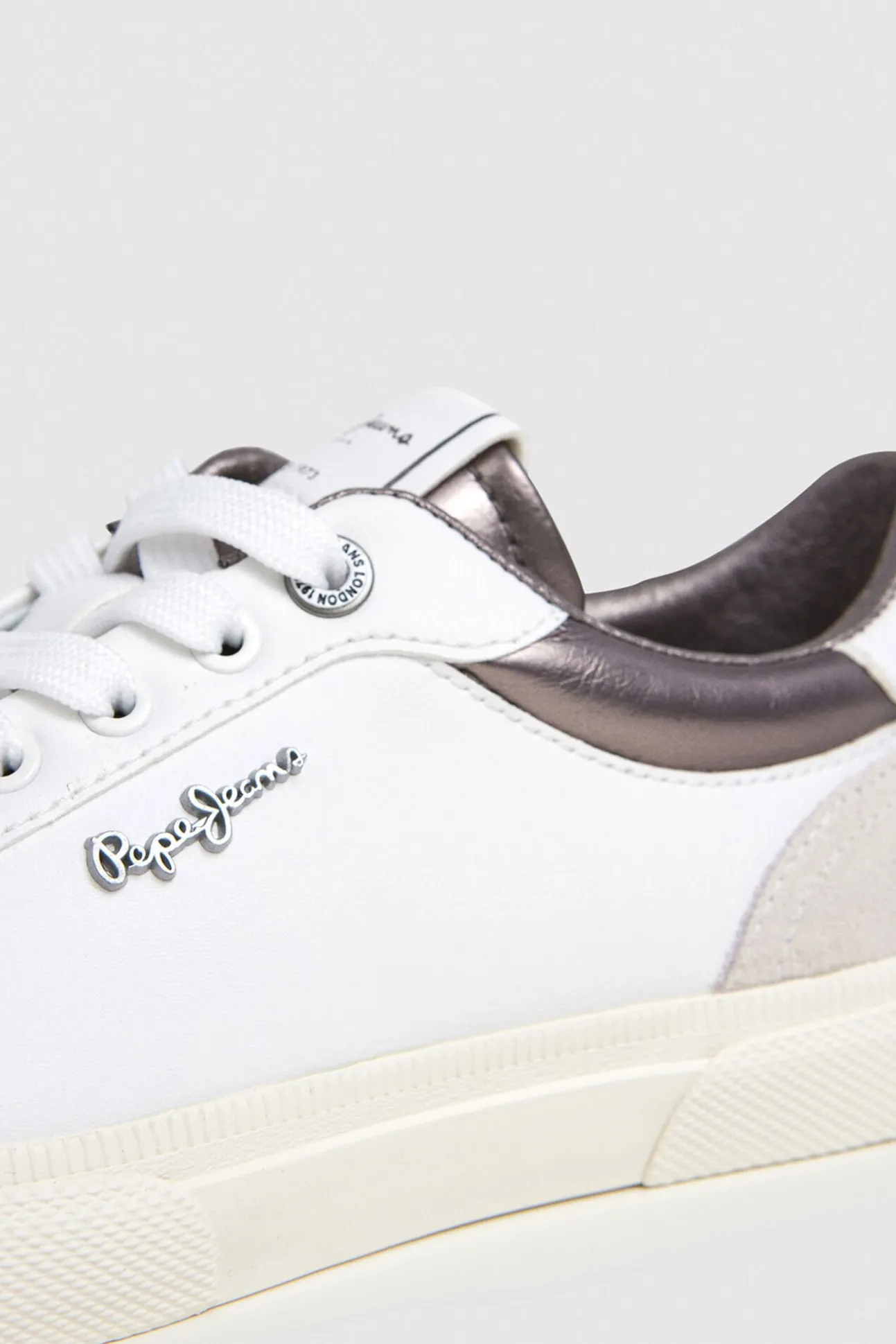 Zapatillas Clásicas Con Detalles En Ante