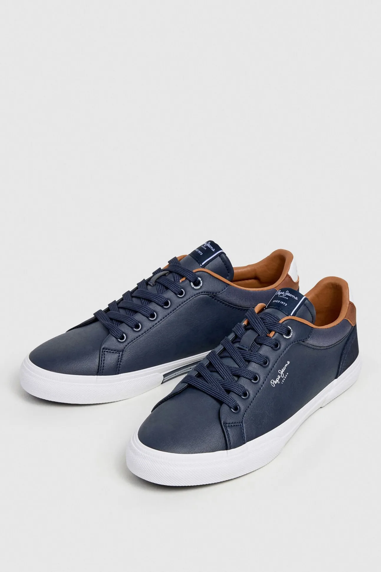 Zapatillas Clásicas Con Detalles En Ante