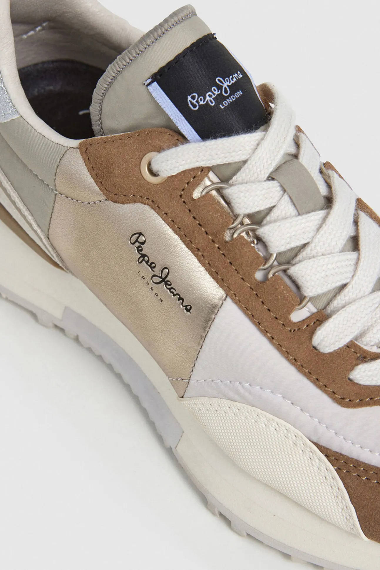 Zapatillas Con Detalles En Ante
