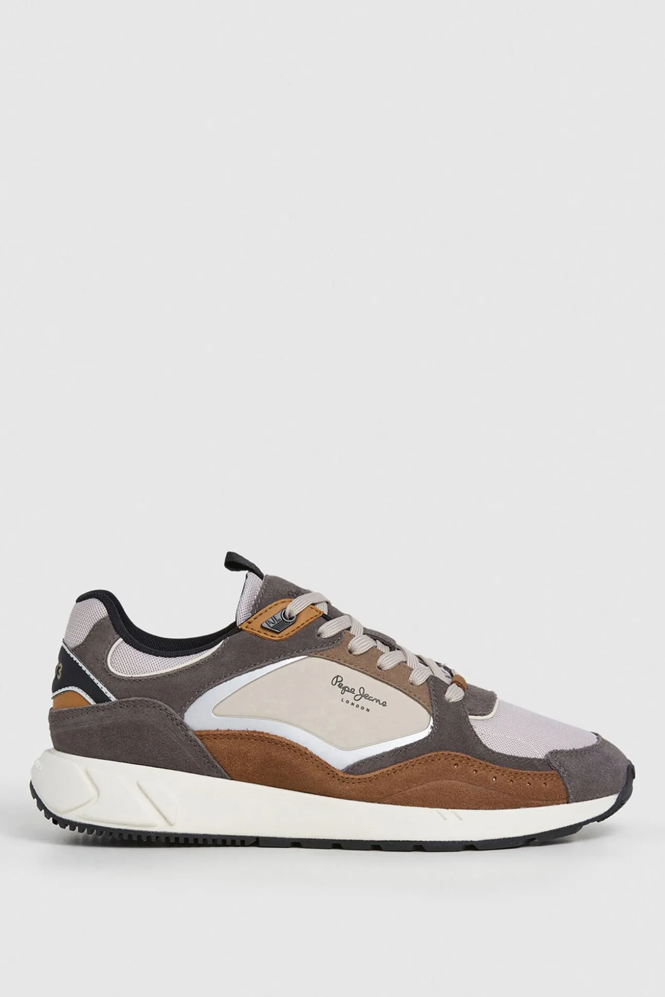 Zapatillas Con Detalles En Ante