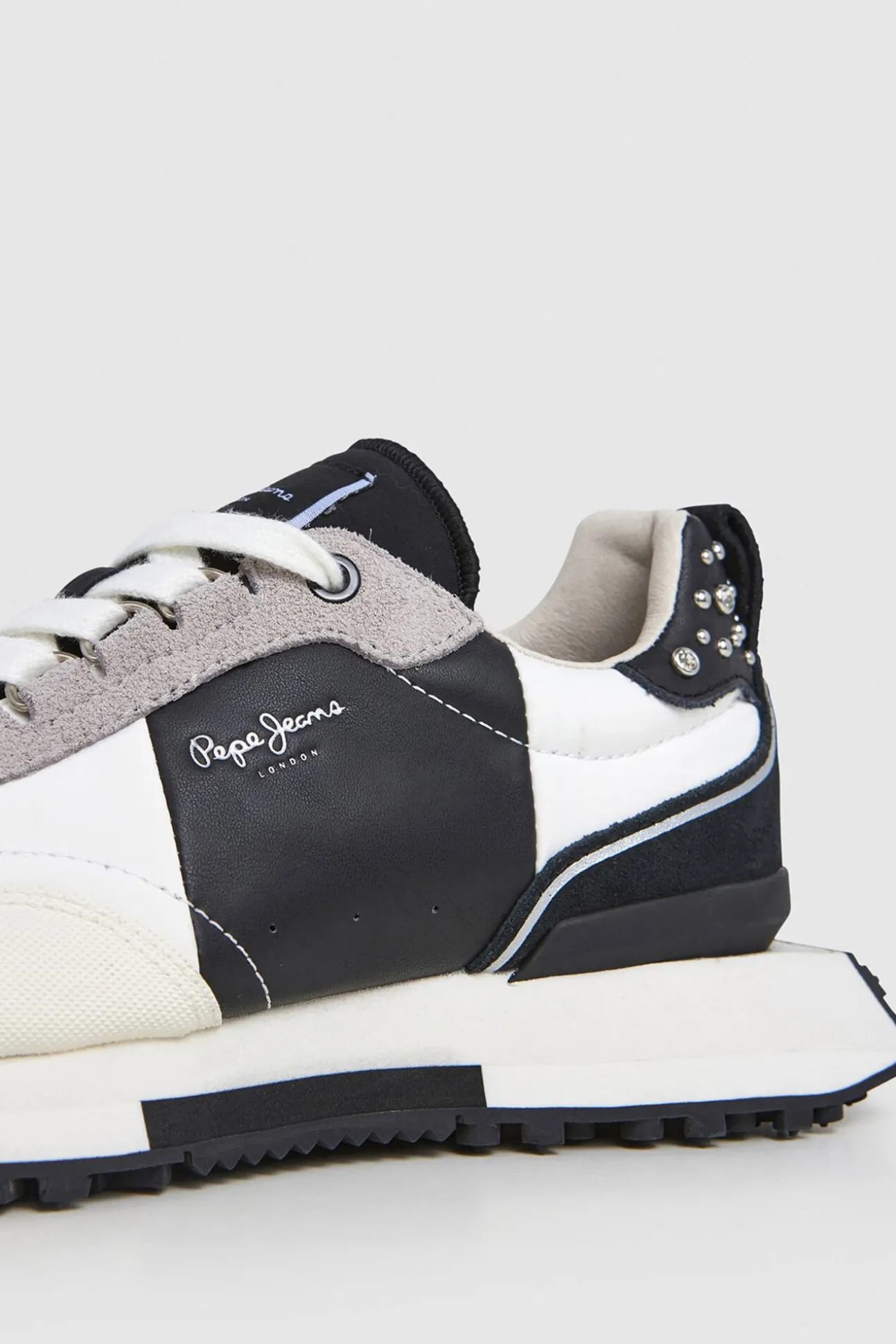 Zapatillas Con Detalles En Ante