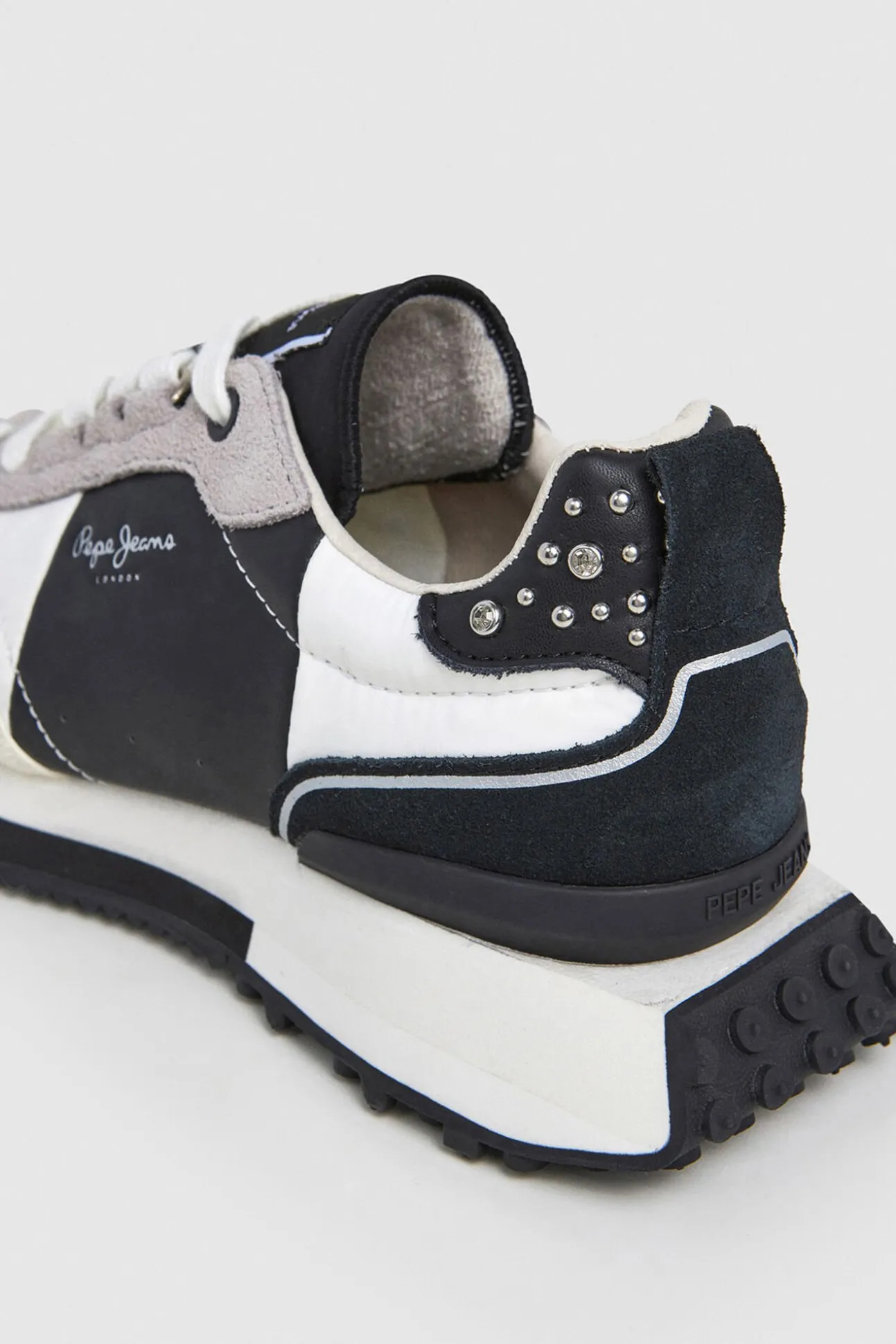 Zapatillas Con Detalles En Ante