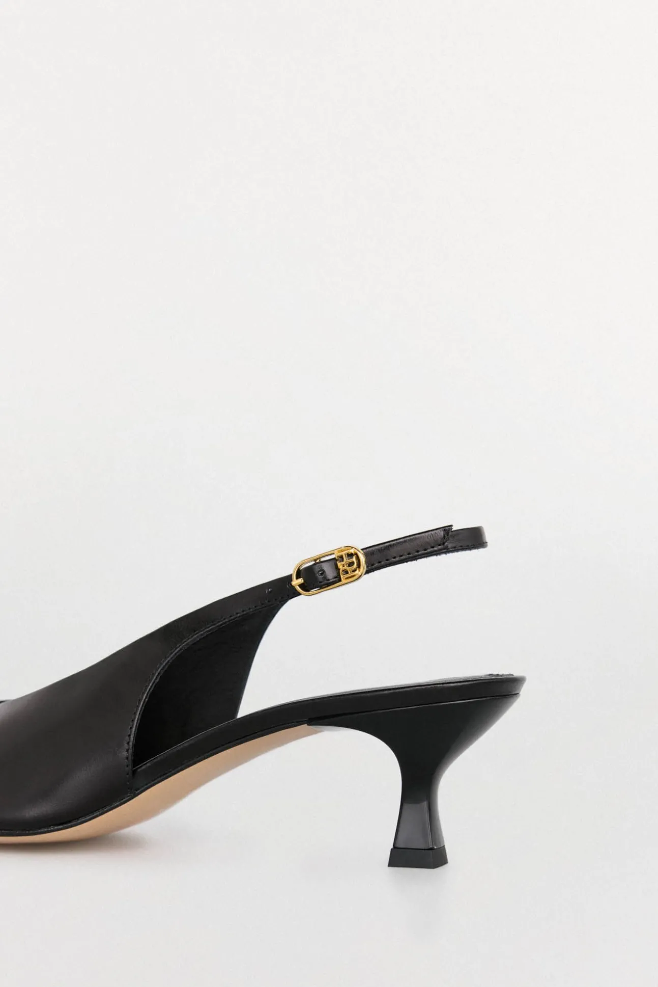 Zapato destalonado tacón kitten acharolado