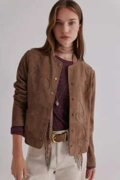 Zia. Chaqueta con tachuelas