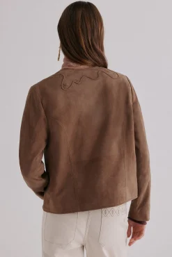 Zia. Chaqueta con tachuelas